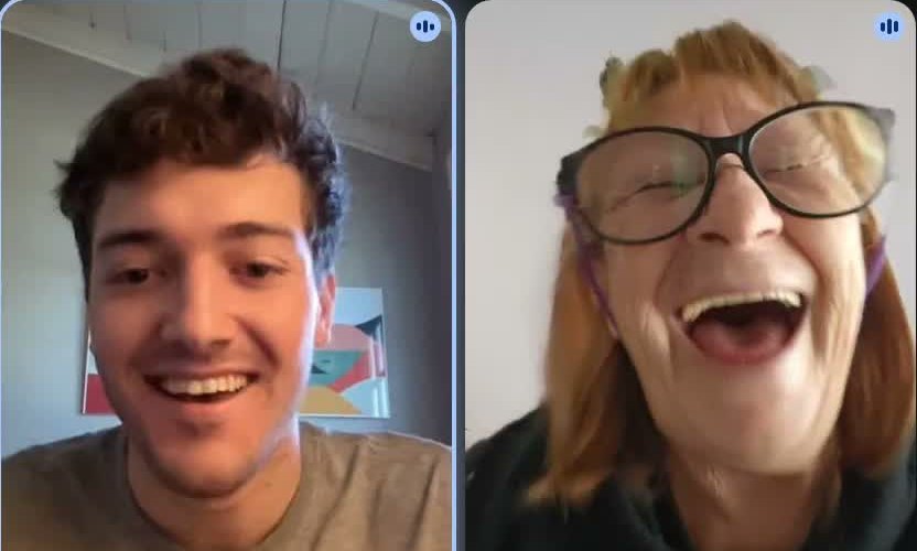 Juan y Ana riéndose en la videollamada